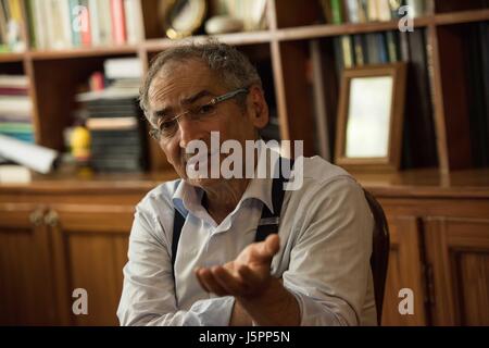 Tehran, Iran. 18 Maggio, 2017. Sadeq Zibakalam, professore di scienze politiche dell Università di Teheran, riceve un'intervista con Xinhua News Agency a Tehran, capitale dell'Iran, il 18 maggio 2017. La partecipazione in massa degli iraniani in Venerdì del voto presidenziale porterà la vittoria del Presidente uscente Hassan Rouhani e i suoi sostenitori riformista, un politico iraniano esperto Xinhua ha detto giovedì. Credito: Meng Tao/Xinhua/Alamy Live News Foto Stock