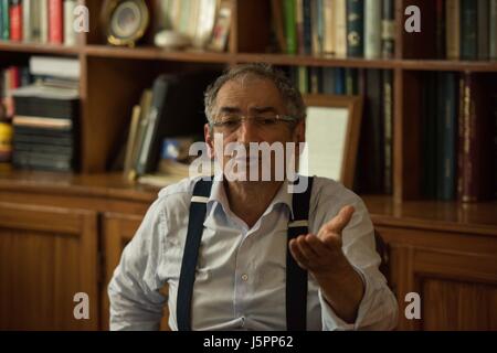 Tehran, Iran. 18 Maggio, 2017. Sadeq Zibakalam, professore di scienze politiche dell Università di Teheran, riceve un'intervista con Xinhua News Agency a Tehran, capitale dell'Iran, il 18 maggio 2017. La partecipazione in massa degli iraniani in Venerdì del voto presidenziale porterà la vittoria del Presidente uscente Hassan Rouhani e i suoi sostenitori riformista, un politico iraniano esperto Xinhua ha detto giovedì. Credito: Meng Tao/Xinhua/Alamy Live News Foto Stock