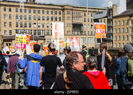 Halifax, Regno Unito. 18 Maggio, 2017. I manifestanti arrivano a Dean Clough, Halifax, per protestare contro il lancio del partito conservatore manifesto Halifax, Inghilterra. Il 18 maggio 2017. Credito: Graham Hardy/Alamy Live News Foto Stock