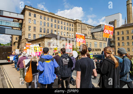 Halifax, Regno Unito. 18 Maggio, 2017. I manifestanti arrivano a Dean Clough, Halifax, per protestare contro il lancio del partito conservatore manifesto Halifax, Inghilterra. Il 18 maggio 2017. Credito: Graham Hardy/Alamy Live News Foto Stock