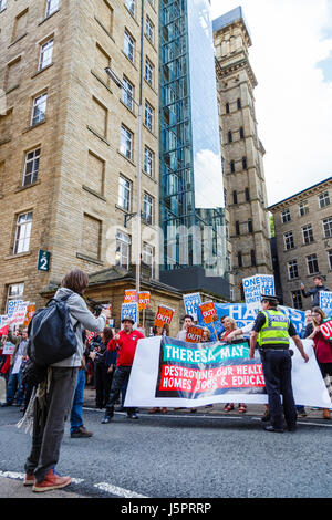 Halifax, Regno Unito. 18 Maggio, 2017. I manifestanti arrivano a Dean Clough Mills, Halifax, per protestare contro il lancio del partito conservatore manifesto Halifax, Inghilterra. Il 18 maggio 2017. Credito: Graham Hardy/Alamy Live News Foto Stock