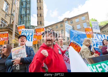 Halifax, Regno Unito. 18 Maggio, 2017. Dimostranti fuori Dean Clough Mills, Halifax, protestando contro il lancio del partito conservatore manifesto Halifax, Inghilterra. Il 18 maggio 2017. Credito: Graham Hardy/Alamy Live News Foto Stock
