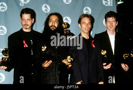 Foto d'archivio. 18 Maggio, 2017. Legenda grunge e impareggiabile cantante rock Chris Cornell è stato trovato morto in un albergo di Detroit camera su Mercoledì notte, poco dopo Soundgarden ha tenuto un concerto presso la città del Teatro Fox. La causa della morte è stata governata la morte come suicidio per impiccagione. Nella foto: Febbraio 22, 2006 - K0768LR.1995 Grammy Awards. LISA ROSE- SOUNDGARDEN.1995 Credit: Globe foto/ZUMAPRESS.com/Alamy Live News Foto Stock