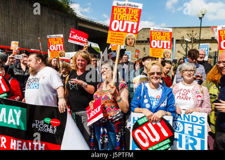 Halifax, Regno Unito. 18 Maggio, 2017. I dimostranti hanno impedito di entrare Dean Clough Mills, Halifax dove il Partito conservatore sono state lanciando il loro manifesto. Credito: Graham Hardy/Alamy Live News Foto Stock