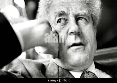 Rhodri Morgan (Manodopera) l'ex primo ministro del Welsh Assembly Government (2000 - 2009). Egli è stato ampiamente conosciuto come il "padre della deconcentrazione". Kiran Ridley/Ethos Foto Stock