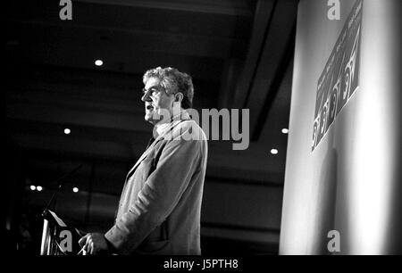 Rhodri Morgan (Manodopera) l'ex primo ministro del Welsh Assembly Government (2000 - 2009), intervenendo alla Welsh Labour Party Conference. Egli è stato ampiamente conosciuto come il "padre della deconcentrazione". Kiran Ridley/Ethos Foto Stock