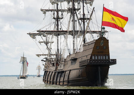 Charleston, STATI UNITI D'AMERICA. 18 Maggio, 2017. Il galeone spagnolo Andalucia segue una processione di Tall navi a vela durante la sfilata delle vele dando dei calci a fuori la Tall Ships Charleston festival Maggio 18, 2017 a Charleston, Carolina del Sud. Il festival di Tall navi a vela da tutto il mondo saranno in grado di spendere tre-giorni visitando Charleston Storica. Credito: Planetpix/Alamy Live News Foto Stock