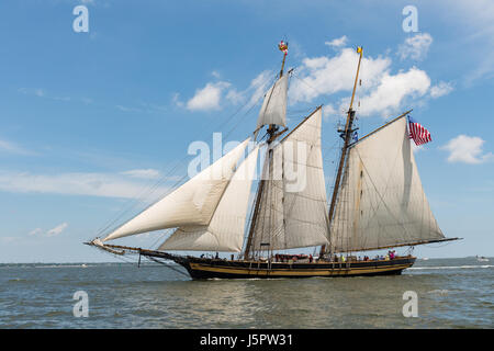 Charleston, STATI UNITI D'AMERICA. 18 Maggio, 2017. La American Baltimore Clipper Ship Pride of Baltimore II durante la sfilata delle vele dando dei calci a fuori la Tall Ships Charleston festival Maggio 18, 2017 a Charleston, Carolina del Sud. Il festival di Tall navi a vela da tutto il mondo saranno in grado di spendere tre-giorni visitando Charleston Storica. Credito: Planetpix/Alamy Live News Foto Stock