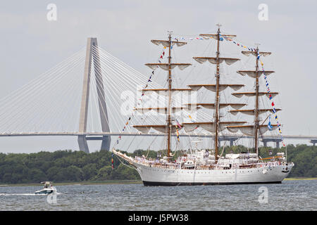 Charleston, STATI UNITI D'AMERICA. 18 Maggio, 2017. L'acciaio mondati, piena truccate, Marina argentina Fragata ARA Libertad passa il ponte Ravenel durante la sfilata delle vele dando dei calci a fuori la Tall Ships Charleston festival Maggio 18, 2017 a Charleston, Carolina del Sud. Il festival di Tall navi a vela da tutto il mondo saranno in grado di spendere tre-giorni visitando Charleston Storica. Credito: Planetpix/Alamy Live News Foto Stock