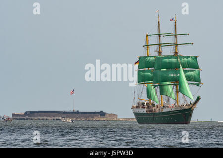 Charleston, STATI UNITI D'AMERICA. 18 Maggio, 2017. La Barque tedesco Alexander von Humboldt II vele passato storico Fort Sumter nel porto di Charleston durante la sfilata delle vele dando dei calci a fuori la Tall Ships Charleston festival Maggio 18, 2017 a Charleston, Carolina del Sud. Il festival di Tall navi a vela da tutto il mondo saranno in grado di spendere tre-giorni visitando Charleston Storica. Credito: Planetpix/Alamy Live News Foto Stock