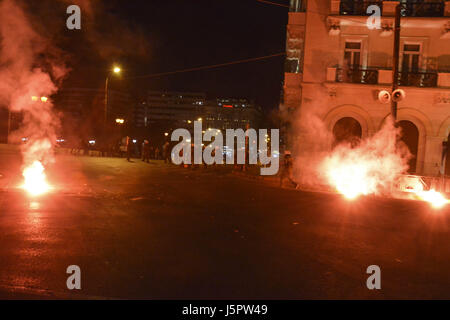 Atene, Grecia. 18 Maggio, 2017. Un piccolo gruppo di dimostranti mascherati ha gettato bombe molotov e altri proiettili presso la polizia, che ha sparato gas lacrimogeni e spruzzo di pepe. Migliaia di persone sono scese in piazza per protestare contro la pensione nuovo e tax-break tagli, che aspettavano di essere votata intorno alla mezzanotte di giovedì. Circa 10.000 dimostranti si sono riuniti al di fuori del parlamento greco e le strade intorno a piazza Syntagma. Credito: Demetrios Ioannou/ZUMA filo/Alamy Live News Foto Stock