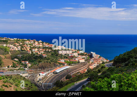 Francia, Pirenei Orientali, Cerbere, la città e la stazione ferroviaria Foto Stock