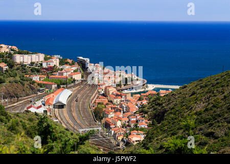 Francia, Pirenei Orientali, Cerbere, la città e la stazione ferroviaria Foto Stock