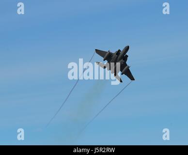 Un USAF F-15C Eagle jet da combattimento aereo decolla durante l'esercizio bordo settentrionale alla base comune Elmendorf-Richardson Maggio 2, 2017 in Anchorage in Alaska,. (Foto di Westin Warburton /US Air Force via Planetpix) Foto Stock