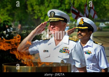 Stati Uniti Capo di operazioni navali Gary Roughead rende onori durante una ghirlanda-posa cerimonia di Amar Jyoti Jawan Indian Memorial Aprile 12, 2010 a New Delhi, India. (Foto di Tiffini Jones Vanderwyst /US Navy via Planetpix) Foto Stock