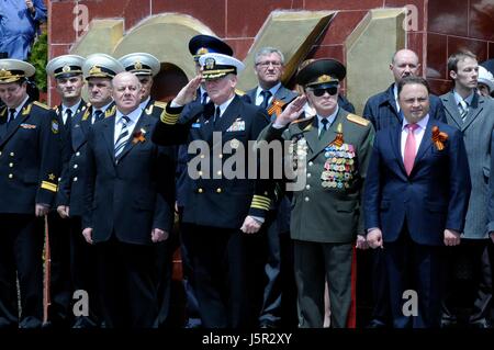 Stati Uniti Navy Comandante Rudy Lupton (centro) saluta un marina russa band come essi passano per la battaglia di gloria della Federazione Russa della flotta del Pacifico Memorial durante una cerimonia che si terrà il 8 maggio, 2010 a Vladivostok, Russia. La cerimonia di commemorazione ha segnato il sessantacinquesimo anniversario della vittoria giorno, un cittadino russo vacanza per celebrare la fine della Seconda Guerra Mondiale. (Foto di Cynthia Griggs /US Navy via Planetpix) Foto Stock