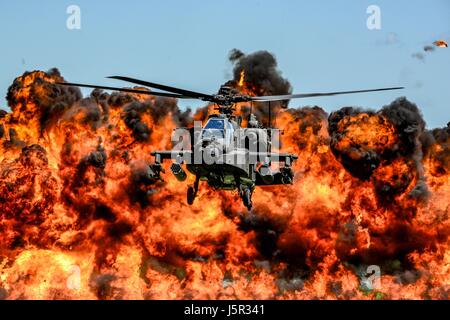 Un U.S. Esercito AH-64D attacco Apache elicottero Vola di fronte a un muro di fuoco durante la Carolina del Sud la Guardia Nazionale in aria e a terra Expo presso la McEntire comune di Guardia Nazionale Base Maggio 6, 2017 in Hopkins, Carolina del Sud. (Foto di Jorge Intriago /US Airforce foto via Planetpix) Foto Stock
