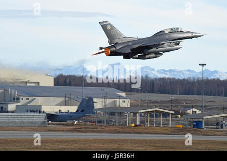 Un USAF F-16 Fighting Falcon jet da combattimento aereo decolla dalla pista durante l'esercizio bordo settentrionale alla base comune Elmendorf-Richardson Maggio 2, 2017 in Anchorage in Alaska,. (Foto di Giovanni Gordinier /US Air Force via Planetpix) Foto Stock