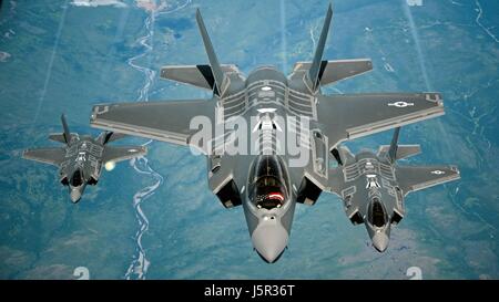 Il USAF F-35un fulmine II Stealth Fighter Aircraft volare in formazione su Travis Air Force Base di luglio 13, 2015 vicino a Fairfield, California. (Photo by Madelyn marrone/US Air Force via Planetpix) Foto Stock