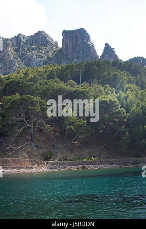 Il paesaggio delle montagne e la spiaggia foresta Cala Tuent Maiorca Maiorca, Spagna. Foto Stock