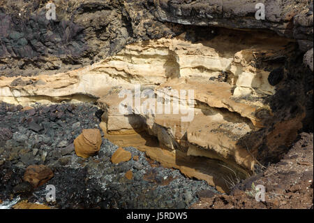 Formazioni geologiche da lava vulcanica sulla costa. Foto Stock