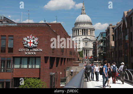 Il Millennium Bridge e il Giubileo la passerella che conduce alla Cattedrale di San Paolo nella città di Londra Foto Stock