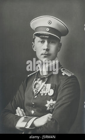 Wilhelm (1882-1951) il principe ereditario del Regno di Prussia e impero tedesco, ritratto in uniforme militare Foto Stock