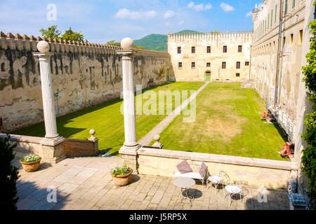 Padova, Italia, 22 Aprile 2017 - il cortile del castello Catajo nei colli euganei area Foto Stock