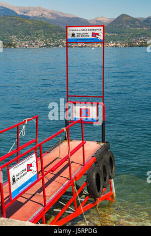 Jetty per stresatours gite in barca tra Stresa e le Isole Borromee a Stresa Lago Maggiore in Italia nel mese di aprile Foto Stock