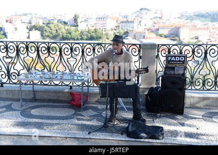 Fado guitarrist cantante e musicista di strada nel Bairro Alto, Lisbona, Portogallo Foto Stock