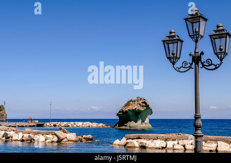 A forma di fungo rock da strada nella baia di Lacco Ameno, Isola d Ischia, Italia Foto Stock