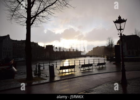 Crepuscolo sul fiume Amstel di Amsterdam Foto Stock