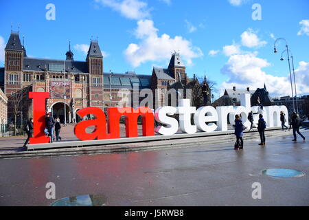 L'iconico Iamsterdam segno di fronte al Rijksmuseum di Amsterdam, Paesi Bassi Foto Stock