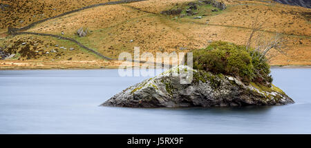 Isolato piccola isola in Llyn Idwal Foto Stock