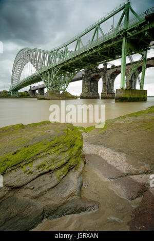 Una lunga esposizione, messa a fuoco immagine sovrapposta - Runcorn Bridge Foto Stock
