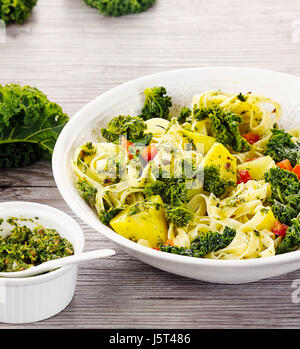 Tagliatelle al pesto di cavolo Foto Stock