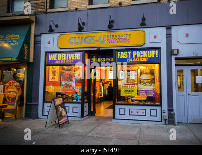 Un avamposto del popolare Cluck-U pollo ristorante della catena locale di Hoboken, New Jersey martedì, 16 maggio 2017. (© Richard B. Levine) Foto Stock