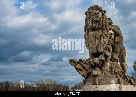 Lion e ragazzo statua parigi Foto Stock