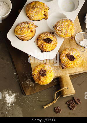 Muffin di zucca con il cioccolato bianco Foto Stock