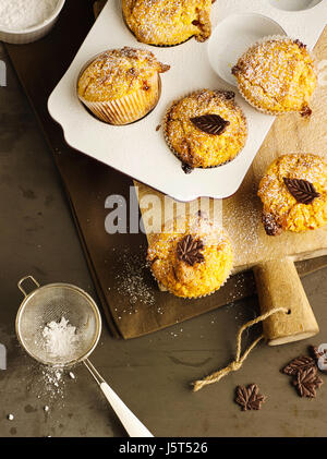 Muffin di zucca con il cioccolato bianco Foto Stock