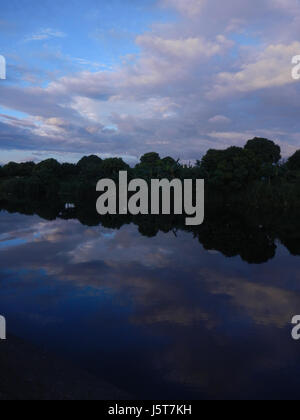 Questa immagine cattura il tramonto sul ponte sul fiume Bocaue a Bulacan, Filippine, situato sulla MacArthur Highway. La fotografia enfatizza la posizione panoramica del bridgeâ, evidenziando sia la bellezza naturale del fiume che la struttura architettonica del ponte. Foto Stock