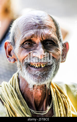 Khajuraho, India, 17 settembre 2010: il vecchio uomo indiano volto sorridente e cercando su un fotografo. Foto Stock