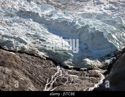 Questa immagine mostra il Glacier des Bossons, situato nelle Alpi francesi, catturato il 14 luglio 2015. Il ghiacciaio è uno dei più grandi della regione ed è noto per le sue impressionanti dimensioni e le mutevoli formazioni di ghiaccio. Foto Stock