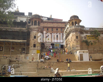 Lalita Ghat è un luogo importante lungo le rive del fiume Gange a Varanasi, in India. Conosciuto per il suo significato religioso, è un luogo dove i devoti si riuniscono per rituali, preghiere e attività culturali. Il ghat prende il nome dalla dea Lalita ed è una parte importante del paesaggio spirituale di Varanasi. Foto Stock