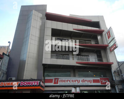 Questa immagine mette in risalto importanti monumenti storici lungo General Kalentong Street nella città di Mandaluyong, mostrando le caratteristiche e gli sviluppi urbani nell'area. La strada è conosciuta per i suoi punti di riferimento commerciali e residenziali. Foto Stock