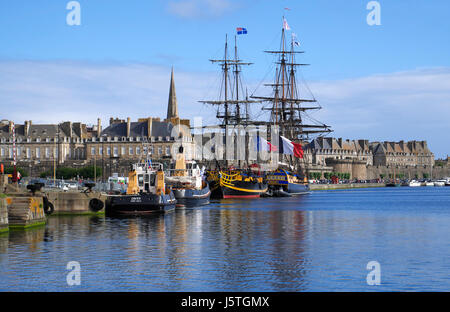L'Hermione e Etoile du Roy a Saint-Malo (Ille et Vilaine Bretagna, Francia). Foto Stock