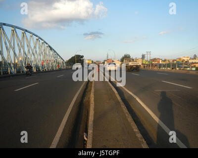 Il ponte Lambingan, situato sul fiume Pasig a Manila, svolge un ruolo cruciale nelle infrastrutture locali e collega aree tra cui Santa Ana. È gestito dalla Maynilad Water Services. Foto Stock