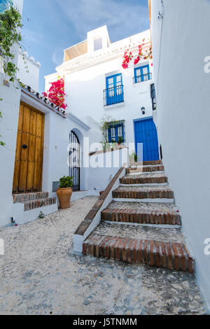 Affascinante strada stretta a Frigiliana, villaggio bianco in Spagna Foto Stock