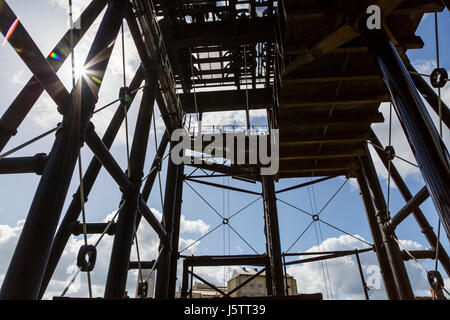 Vista dalla barca viene abbassato dal Radlett boat lift, vicino a Northwich, Cheshire Foto Stock