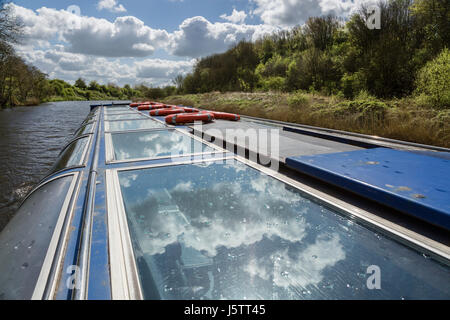 Narrowboat sul fiume Weaver, Radlett, vicino a Northwich, Cheshire Foto Stock